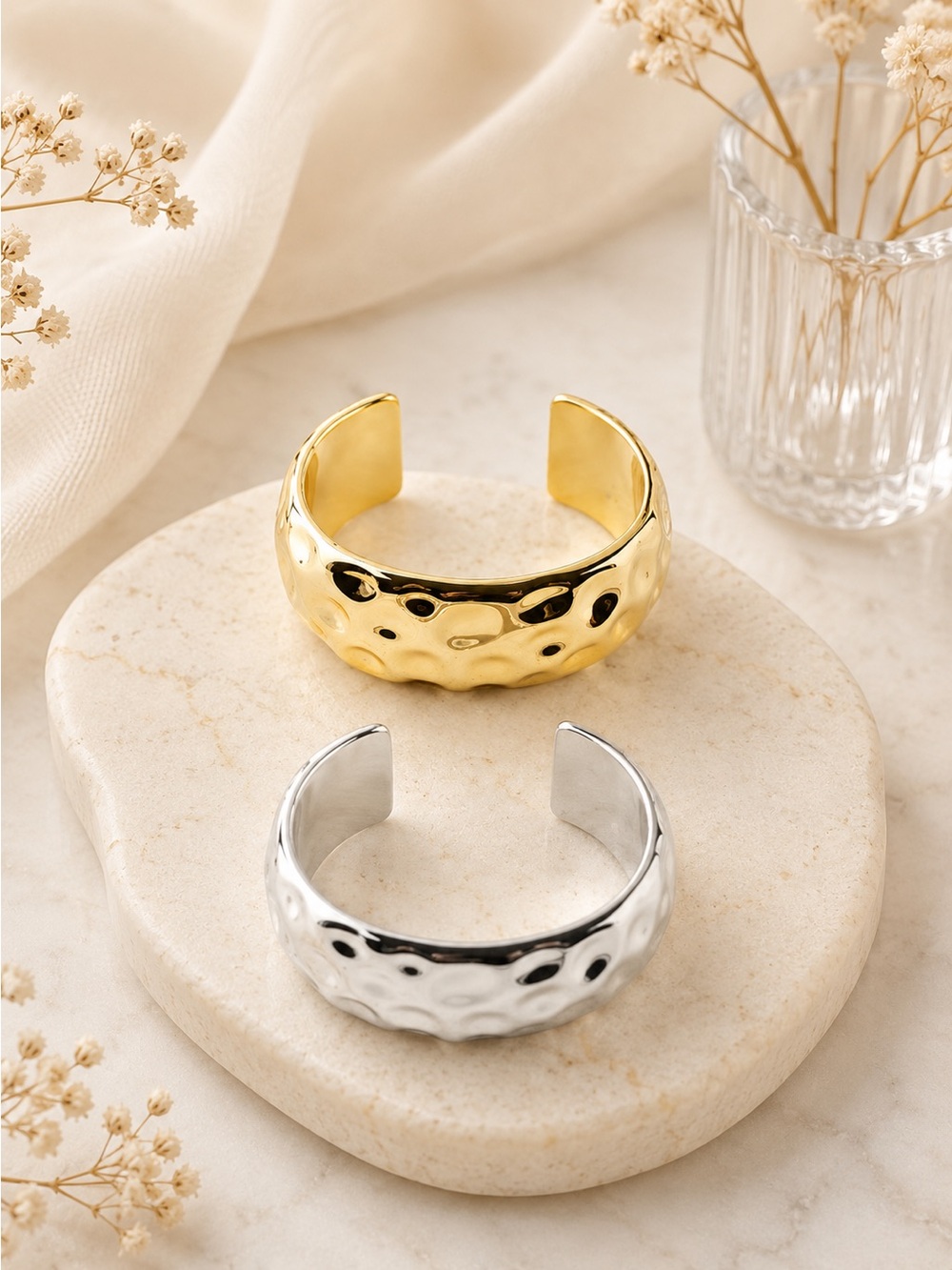 6 plastic bracelets 3 gold 3 silver. 58MM